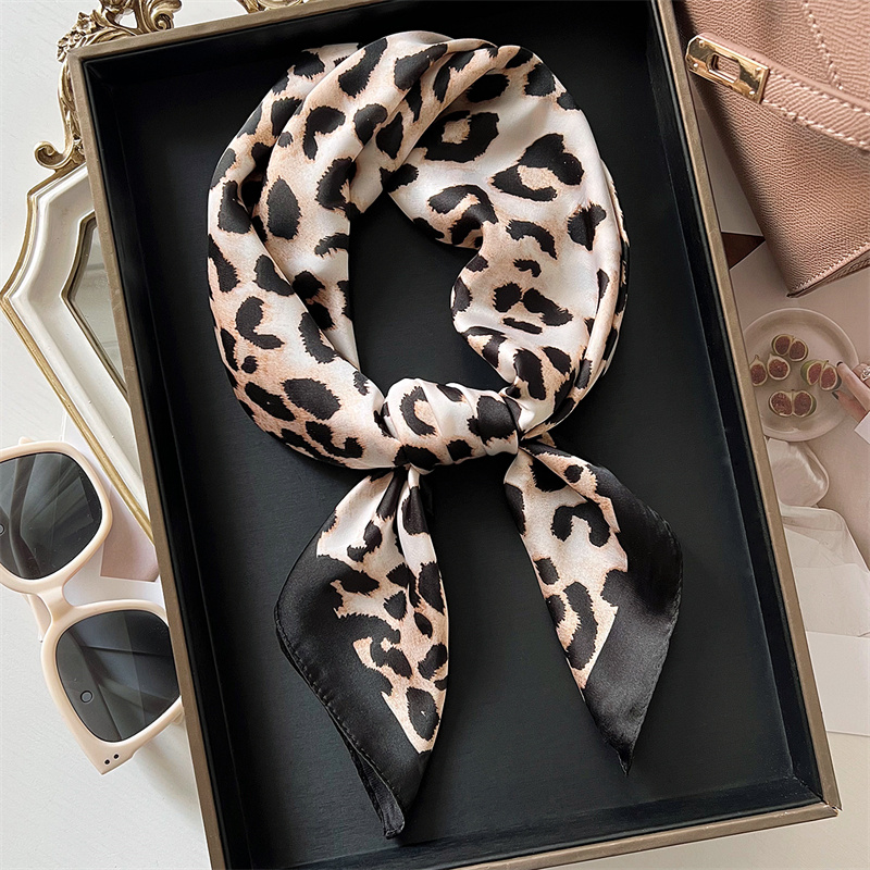 70cm Square Luxury Leopard Pri - Silk Scarf Square 评论和价格